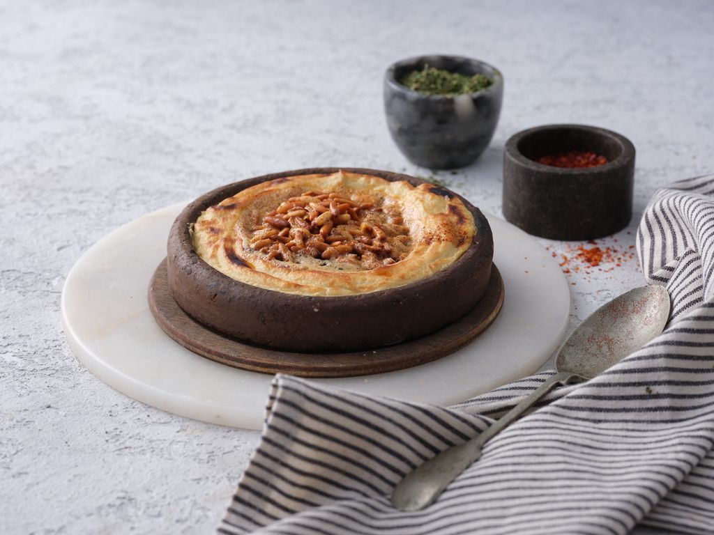 Güveçte çam fıstıklı humus